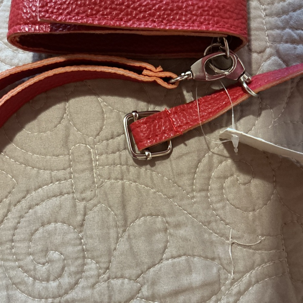 New Red Floral Accent Crossbody Wallet Wristlet Bag w Detachable Shoulder Strap - Picture 9 of 11